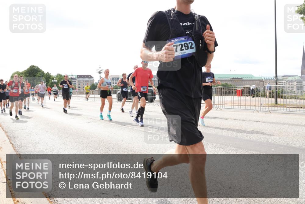 29.06.2025 - hella hamburg halbmarathon Lena Gebhardt http://msf.ph/oto/8419104 29.06.2025 10:18:10 Lombardsbrücke 10946, 120, 11949, 7292, 11450, 1159, 1160, 1268, 1274, 1325, 1458, 1554, 1622, 1641, 1749, 1982, 2087, 2094, 2147, 2335, 2634, 2931, 3125, 3138, 3292, 3321, 3482, 3977, 4710, 4738, 4804, 5004, 5290, 5611, 5733, 5909, 6270, 6332, 7094, 7641, 7649, 7838, 7882, 7883, 8067, 8128, 8144, 8248, 8607, 8799, 9222, 9400, 9539, 9717, 9734, 9798, 9834, 9844, 9964, 10174, 10332, 10509, 10659, 10908, 12498, 13341 meine-sportfotos.de