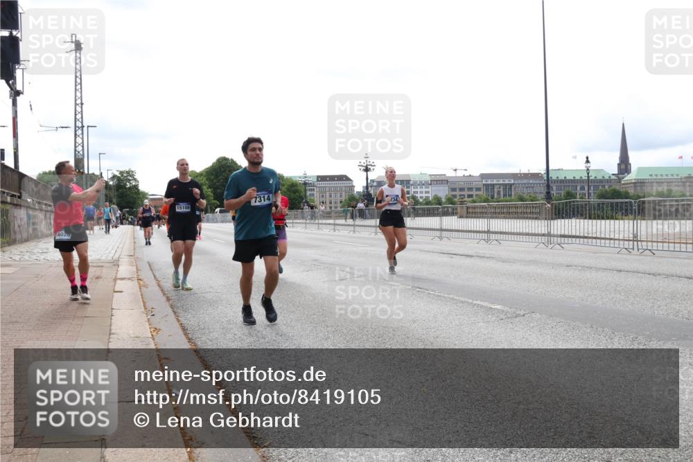 29.06.2025 - hella hamburg halbmarathon Lena Gebhardt http://msf.ph/oto/8419105 29.06.2025 10:27:21 Lombardsbrücke 402, 15108, 7314, 1530, 1793, 1973, 2045, 2306, 2775, 4358, 4372, 5285, 5494, 5495, 5707, 5825, 6214, 6259, 6637, 7234, 7314, 7944, 8056, 8281, 9349, 10077, 10158, 10465, 11110, 11256, 11766, 12500, 13462, 14020, 14021, 14206, 15108, 15641, 16479, 17049, 17427, 17445, 17791, 18012, 18097, 18766, 18962, 18976, 18978 meine-sportfotos.de