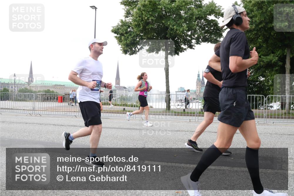 29.06.2025 - hella hamburg halbmarathon Lena Gebhardt http://msf.ph/oto/8419111 29.06.2025 10:52:13 Lombardsbrücke 087, 1418, 1978, 2528, 3038, 3645, 4087, 4273, 4436, 4598, 4606, 4815, 5062, 5262, 5534, 6386, 6403, 6404, 6406, 6456, 6604, 6671, 6985, 7682, 7690, 7691, 7735, 7812, 8194, 8196, 8250, 8251, 8621, 9103, 9220, 9368, 9460, 9590, 9594, 9673, 9730, 9731, 10080, 10296, 10342, 10533, 10634, 10673, 10693, 10830, 10884, 11084, 11101, 11126, 11127, 11297, 11375, 11736, 11899, 11974, 12065, 12546, 12558 meine-sportfotos.de