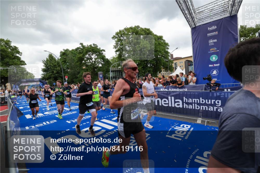 29.06.2025 - hella hamburg halbmarathon Zöllner http://msf.ph/oto/8419116 29.06.2025 10:52:18 Ziel 2397, 4419, 4837, 5032, 5087, 5482, 6164, 6897, 7896, 9074, 9082, 12135, 13726, 14248, 14300, 15275, 15446, 16003, 16320, 16591, 17130, 18475 meine-sportfotos.de