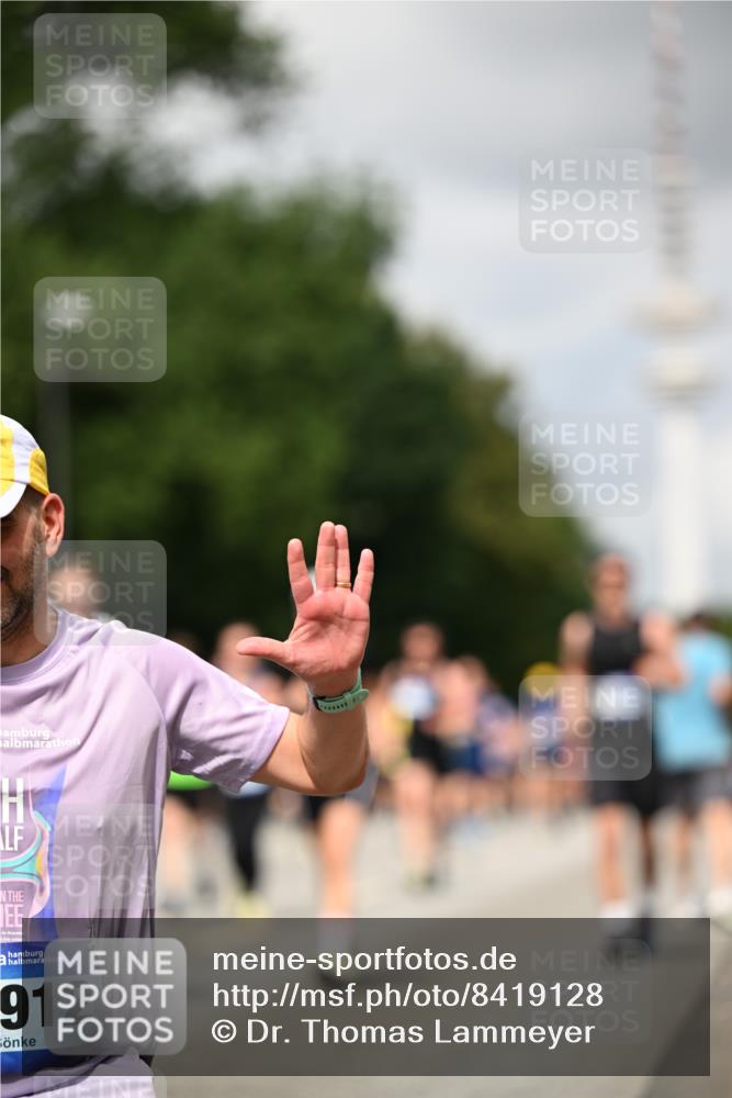 29.06.2025 - hella hamburg halbmarathon Dr. Thomas Lammeyer http://msf.ph/oto/8419128 29.06.2025 10:46:15 Kennedybrücke 1314, 1317, 1536, 1648, 2762, 2763, 3459, 3532, 3533, 3694, 4329, 4885, 5086, 5432, 5942, 6066, 6137, 6153, 6450, 6719, 6726, 6793, 6846, 6894, 7821, 7968, 8004, 8162, 8163, 8300, 8301, 8443, 8586, 9588, 10027, 10181, 10483, 10872, 11011, 11017, 11024, 11097, 11098, 11207, 11255, 11437, 11438 meine-sportfotos.de