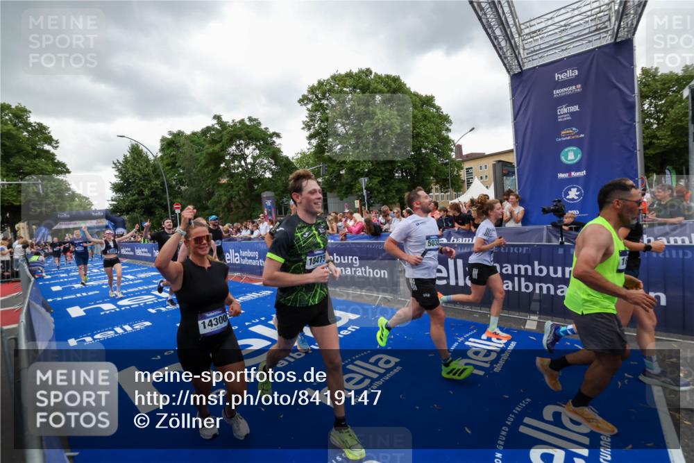 29.06.2025 - hella hamburg halbmarathon Zöllner http://msf.ph/oto/8419147 29.06.2025 10:52:19 Ziel 4419, 4587, 4837, 5032, 5087, 5482, 6164, 6897, 7896, 9074, 9082, 12135, 13707, 14300, 15275, 15446, 16003, 16320, 16591, 17130, 17773, 18475 meine-sportfotos.de