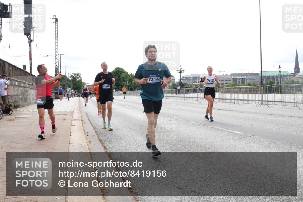 29.06.2025 - hella hamburg halbmarathon Lena Gebhardt http://msf.ph/oto/8419156 29.06.2025 10:27:22 Lombardsbrücke 4020, 15108, 7314, 7234, 1530, 1793, 2045, 2306, 2775, 4358, 4372, 5285, 5494, 5495, 5707, 5825, 6214, 6259, 6637, 7234, 7314, 7764, 7944, 8056, 8281, 9349, 10077, 10158, 10412, 10413, 10465, 11110, 11256, 11766, 12500, 13462, 14020, 14021, 14206, 15108, 15641, 16479, 17049, 17427, 17445, 17791, 18012, 18097, 18766, 18976, 18978 meine-sportfotos.de