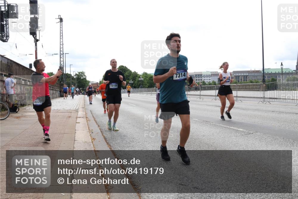29.06.2025 - hella hamburg halbmarathon Lena Gebhardt http://msf.ph/oto/8419179 29.06.2025 10:27:22 Lombardsbrücke 4020, 15108, 7314, 1530, 1793, 2045, 2306, 2775, 4358, 4372, 5285, 5494, 5495, 5707, 5825, 6214, 6259, 6637, 7234, 7314, 7764, 7944, 8056, 8281, 9349, 10077, 10158, 10412, 10413, 10465, 11110, 11256, 11766, 12500, 13462, 14020, 14021, 14206, 15108, 15641, 16479, 17049, 17427, 17445, 17791, 18012, 18097, 18766, 18976, 18978 meine-sportfotos.de