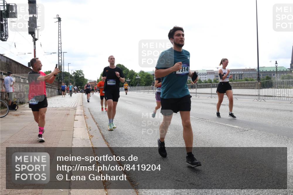 29.06.2025 - hella hamburg halbmarathon Lena Gebhardt http://msf.ph/oto/8419204 29.06.2025 10:27:22 Lombardsbrücke 14020, 17, 15108, 31, 314, 1530, 1793, 2045, 2306, 2775, 4358, 4372, 5285, 5494, 5495, 5707, 5825, 6214, 6259, 6637, 7234, 7314, 7764, 7944, 8056, 8281, 9349, 10077, 10158, 10412, 10413, 10465, 11110, 11256, 11766, 12500, 13462, 14020, 14021, 14206, 15108, 15641, 16479, 17049, 17427, 17445, 17791, 18012, 18097, 18766, 18976, 18978 meine-sportfotos.de