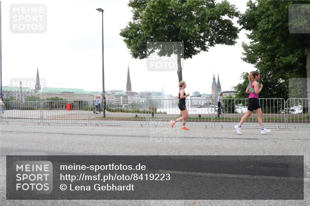 29.06.2025 - hella hamburg halbmarathon Lena Gebhardt http://msf.ph/oto/8419223 29.06.2025 10:52:14 Lombardsbrücke 1418, 1978, 2528, 3038, 3645, 4087, 4273, 4436, 4598, 4606, 4815, 5062, 5262, 5534, 6386, 6403, 6404, 6406, 6456, 6604, 6671, 6985, 7682, 7690, 7691, 7735, 7812, 8194, 8196, 8250, 8251, 8621, 9103, 9220, 9368, 9460, 9590, 9594, 9673, 9730, 9731, 10080, 10296, 10342, 10533, 10634, 10673, 10693, 10884, 11084, 11101, 11126, 11127, 11297, 11375, 11736, 11899, 11974, 12065, 12546, 12558 meine-sportfotos.de