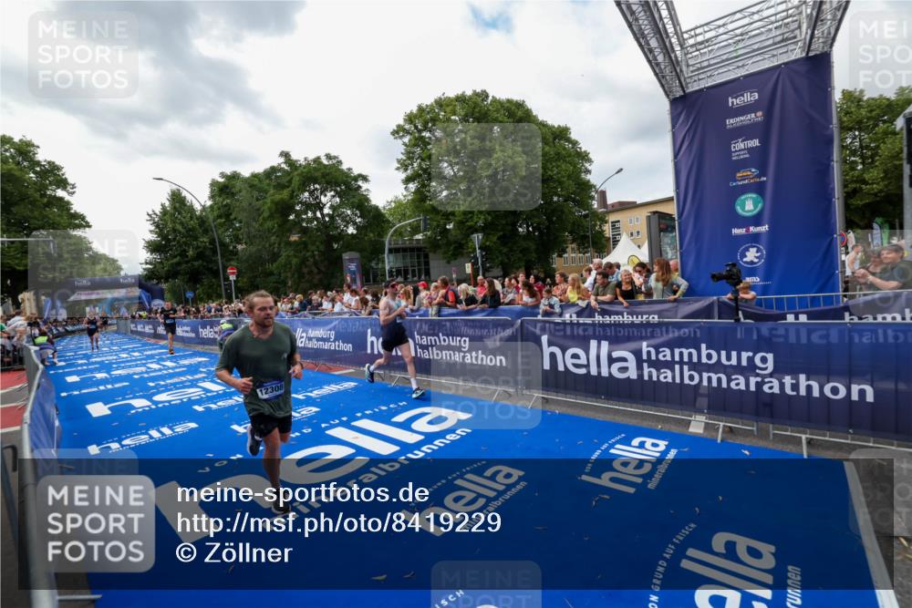 29.06.2025 - hella hamburg halbmarathon Zöllner http://msf.ph/oto/8419229 29.06.2025 10:30:13 Ziel 1758, 8323, 12308, 15507 meine-sportfotos.de