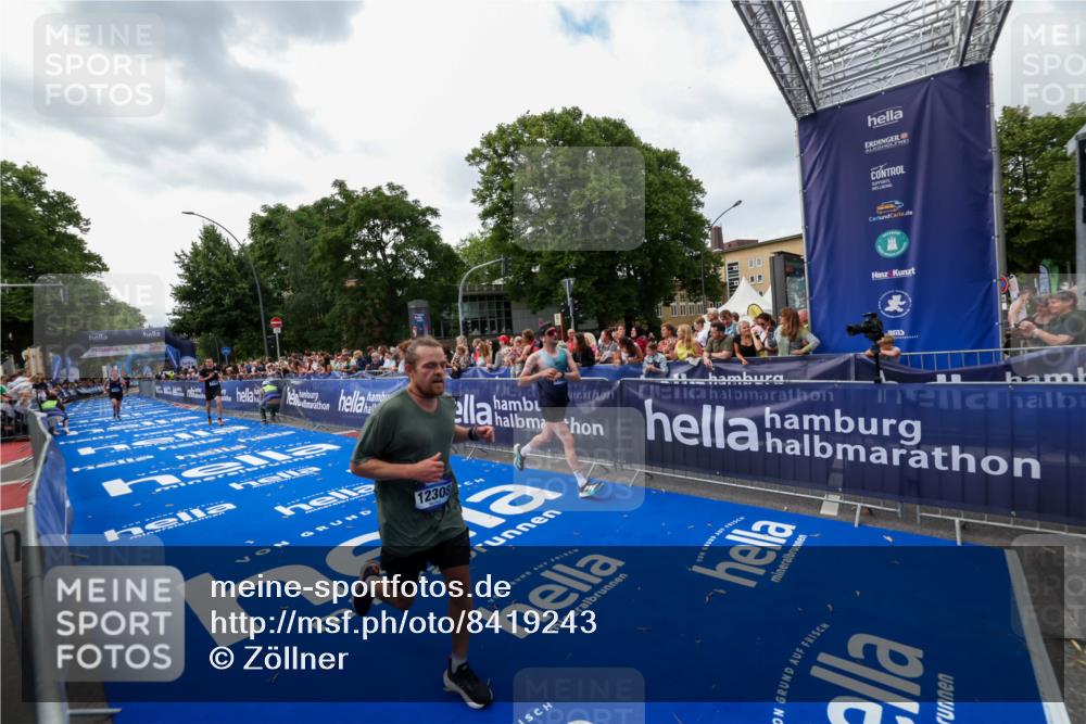 29.06.2025 - hella hamburg halbmarathon Zöllner http://msf.ph/oto/8419243 29.06.2025 10:30:13 Ziel 1758, 8323, 12308, 15507 meine-sportfotos.de