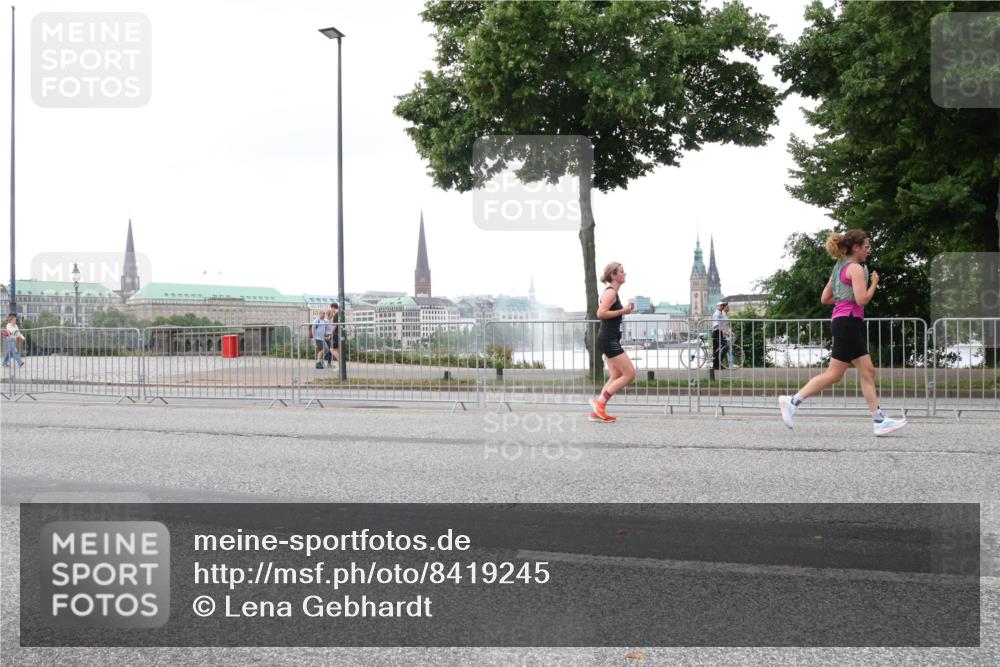 29.06.2025 - hella hamburg halbmarathon Lena Gebhardt http://msf.ph/oto/8419245 29.06.2025 10:52:14 Lombardsbrücke 1418, 1978, 2528, 3038, 3645, 4087, 4273, 4436, 4598, 4606, 4815, 5062, 5262, 5534, 6386, 6403, 6404, 6406, 6456, 6604, 6671, 6985, 7682, 7690, 7691, 7735, 7812, 8194, 8196, 8250, 8251, 8621, 9103, 9220, 9368, 9460, 9590, 9594, 9673, 9730, 9731, 10080, 10296, 10342, 10533, 10634, 10673, 10693, 10884, 11084, 11101, 11126, 11127, 11297, 11375, 11736, 11899, 11974, 12065, 12546, 12558 meine-sportfotos.de