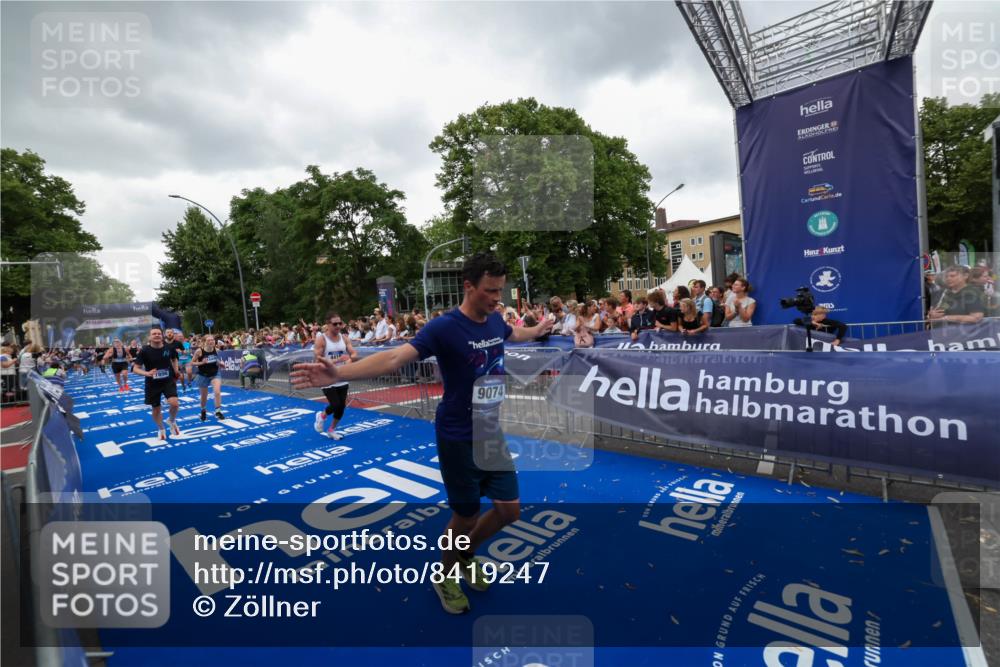 29.06.2025 - hella hamburg halbmarathon Zöllner http://msf.ph/oto/8419247 29.06.2025 10:52:23 Ziel 4140, 4419, 4587, 6164, 7896, 9074, 13211, 13707, 15144, 15446, 17773, 17997 meine-sportfotos.de