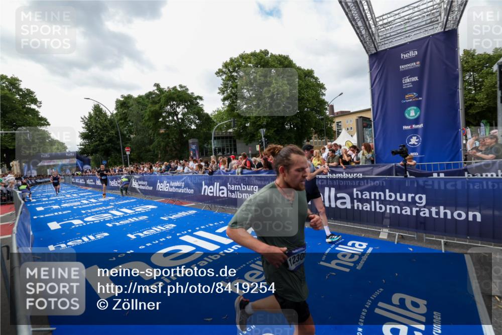 29.06.2025 - hella hamburg halbmarathon Zöllner http://msf.ph/oto/8419254 29.06.2025 10:30:13 Ziel 1758, 8323, 12308, 15507 meine-sportfotos.de