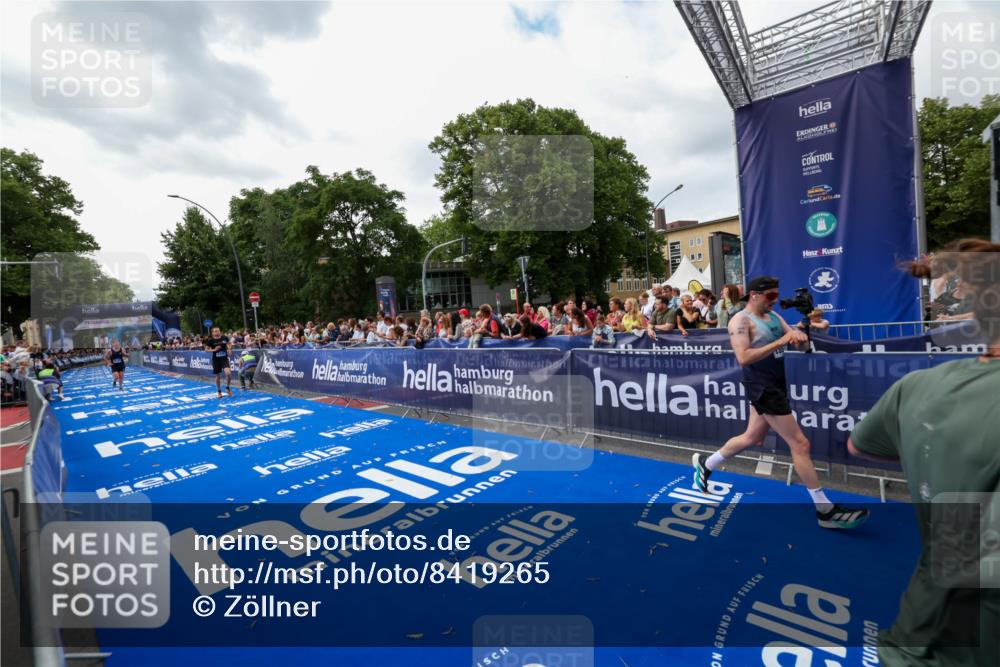 29.06.2025 - hella hamburg halbmarathon Zöllner http://msf.ph/oto/8419265 29.06.2025 10:30:14 Ziel 1758, 8323, 12308, 15507 meine-sportfotos.de