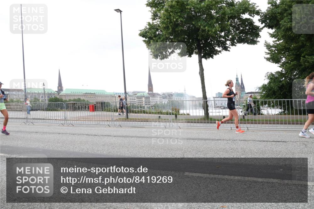 29.06.2025 - hella hamburg halbmarathon Lena Gebhardt http://msf.ph/oto/8419269 29.06.2025 10:52:14 Lombardsbrücke 1418, 1978, 2528, 3038, 3645, 4087, 4273, 4436, 4598, 4606, 4815, 5062, 5262, 5534, 6386, 6403, 6404, 6406, 6456, 6604, 6671, 6985, 7682, 7690, 7691, 7735, 7812, 8194, 8196, 8250, 8251, 8621, 9103, 9220, 9368, 9460, 9590, 9594, 9673, 9730, 9731, 10080, 10296, 10342, 10533, 10634, 10673, 10693, 10884, 11084, 11101, 11126, 11127, 11297, 11375, 11736, 11899, 11974, 12065, 12546, 12558 meine-sportfotos.de