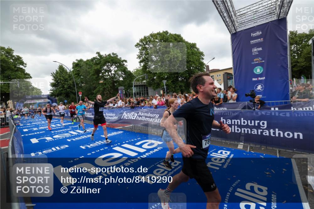 29.06.2025 - hella hamburg halbmarathon Zöllner http://msf.ph/oto/8419290 29.06.2025 10:52:25 Ziel 4140, 4419, 4587, 6164, 7896, 9876, 13015, 13211, 13707, 15144, 15446, 17773, 17997 meine-sportfotos.de
