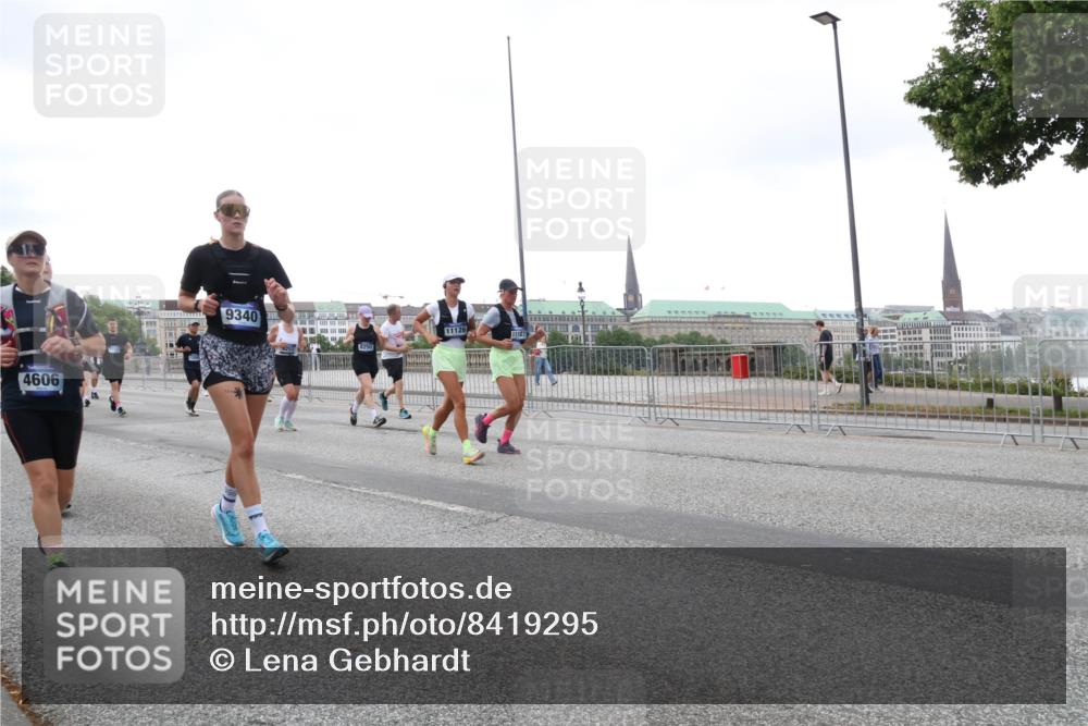 29.06.2025 - hella hamburg halbmarathon Lena Gebhardt http://msf.ph/oto/8419295 29.06.2025 10:52:15 Lombardsbrücke 4606, 9340, 11126, 11127, 8250, 1418, 1978, 2420, 2528, 3038, 3645, 4087, 4273, 4436, 4598, 4606, 4815, 5062, 5262, 5360, 5534, 6386, 6403, 6404, 6406, 6456, 6604, 6671, 6985, 7682, 7690, 7691, 7735, 7812, 8194, 8196, 8250, 8251, 8621, 9103, 9220, 9368, 9460, 9590, 9594, 9673, 9730, 9731, 10080, 10296, 10342, 10392, 10533, 10634, 10673, 10693, 10884, 11084, 11101, 11126, 11127, 11297, 11375, 11736, 11899, 11974, 12065, 12546, 12558 meine-sportfotos.de