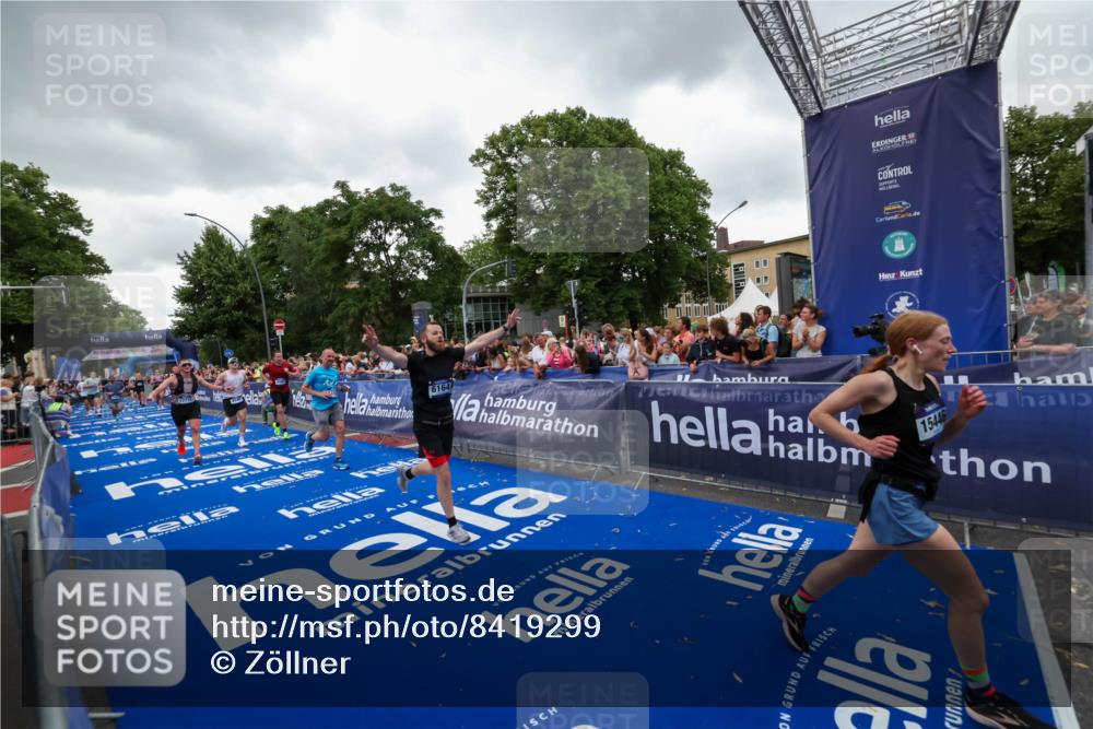 29.06.2025 - hella hamburg halbmarathon Zöllner http://msf.ph/oto/8419299 29.06.2025 10:52:25 Ziel 4140, 4419, 4587, 6164, 7896, 9876, 13015, 13211, 13707, 15144, 15446, 17773, 17997 meine-sportfotos.de