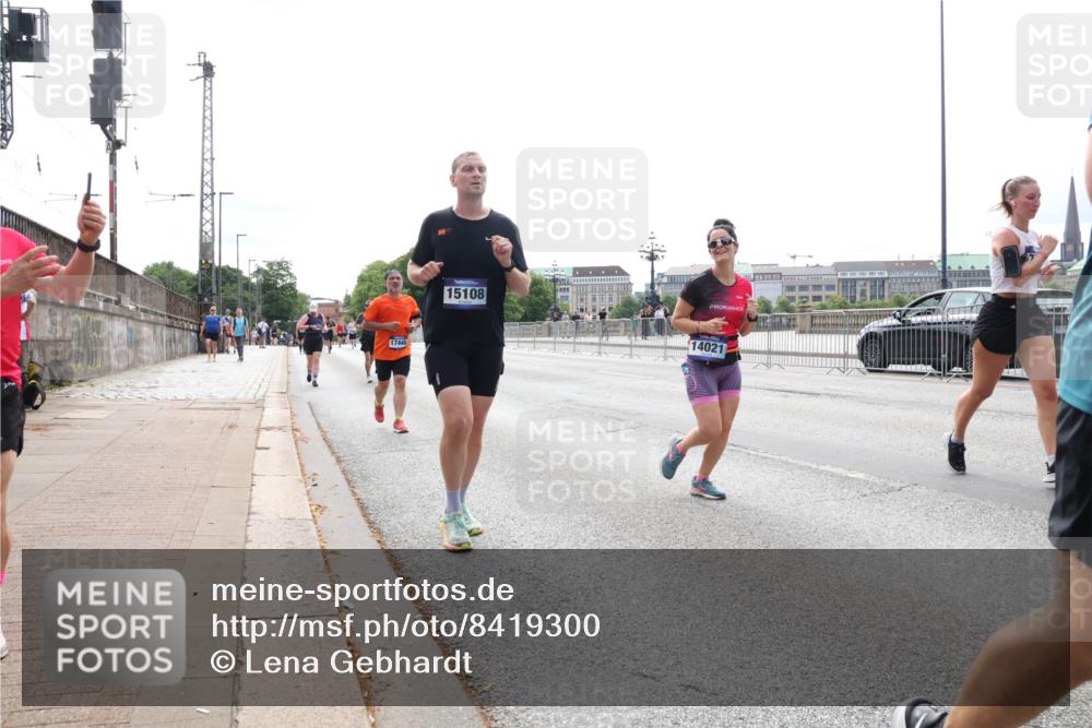 29.06.2025 - hella hamburg halbmarathon Lena Gebhardt http://msf.ph/oto/8419300 29.06.2025 10:27:23 Lombardsbrücke 17445, 15108, 14021, 1530, 1793, 2306, 2775, 4358, 4372, 5285, 5494, 5495, 5707, 5825, 6214, 6259, 6637, 7234, 7314, 7764, 7944, 8056, 8085, 8281, 9349, 10077, 10158, 10412, 10413, 10465, 11110, 11256, 11766, 12500, 13462, 14020, 14021, 14206, 15108, 15641, 17049, 17427, 17445, 17791, 18012, 18097, 18766, 18976 meine-sportfotos.de