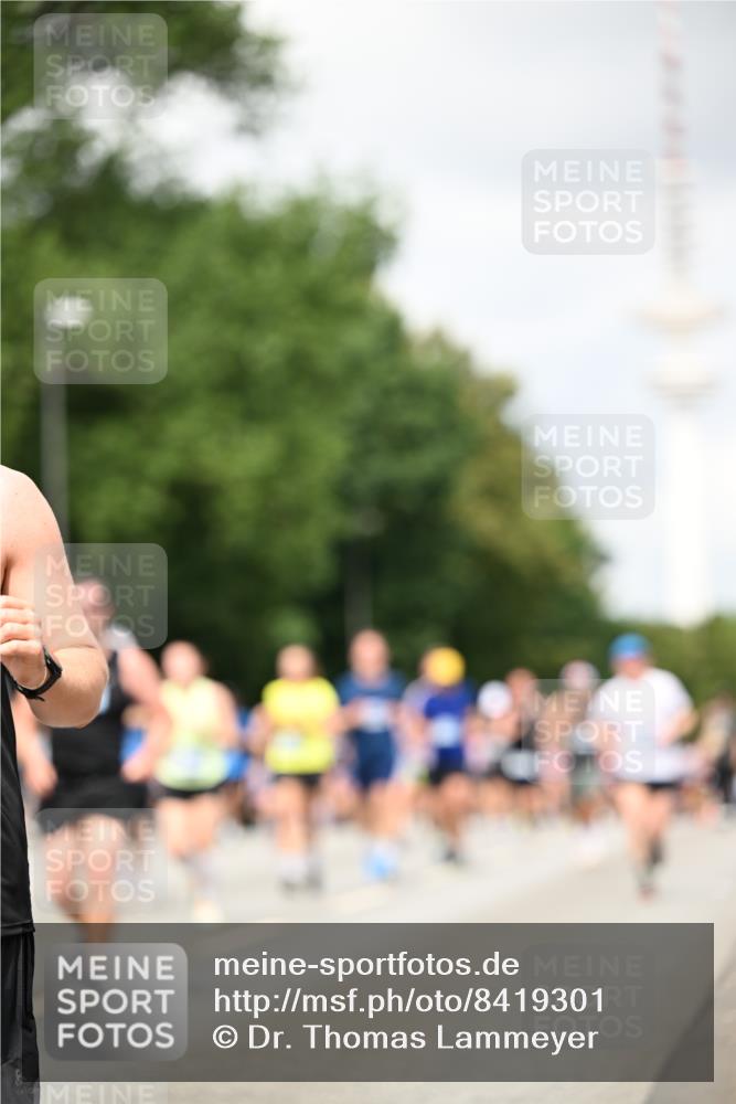 29.06.2025 - hella hamburg halbmarathon Dr. Thomas Lammeyer http://msf.ph/oto/8419301 29.06.2025 10:46:19 Kennedybrücke 1317, 1536, 1648, 2762, 2763, 3459, 3532, 3533, 4329, 4885, 5432, 5942, 6066, 6137, 6153, 6320, 6450, 6719, 6726, 6793, 6846, 6894, 7968, 8004, 8162, 8163, 8300, 8301, 8443, 8586, 8712, 9588, 10181, 10483, 10872, 11011, 11017, 11024, 11097, 11098, 11207, 11255, 11437, 11438 meine-sportfotos.de