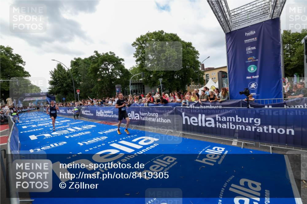 29.06.2025 - hella hamburg halbmarathon Zöllner http://msf.ph/oto/8419305 29.06.2025 10:30:16 Ziel 1758, 8323, 12691 meine-sportfotos.de