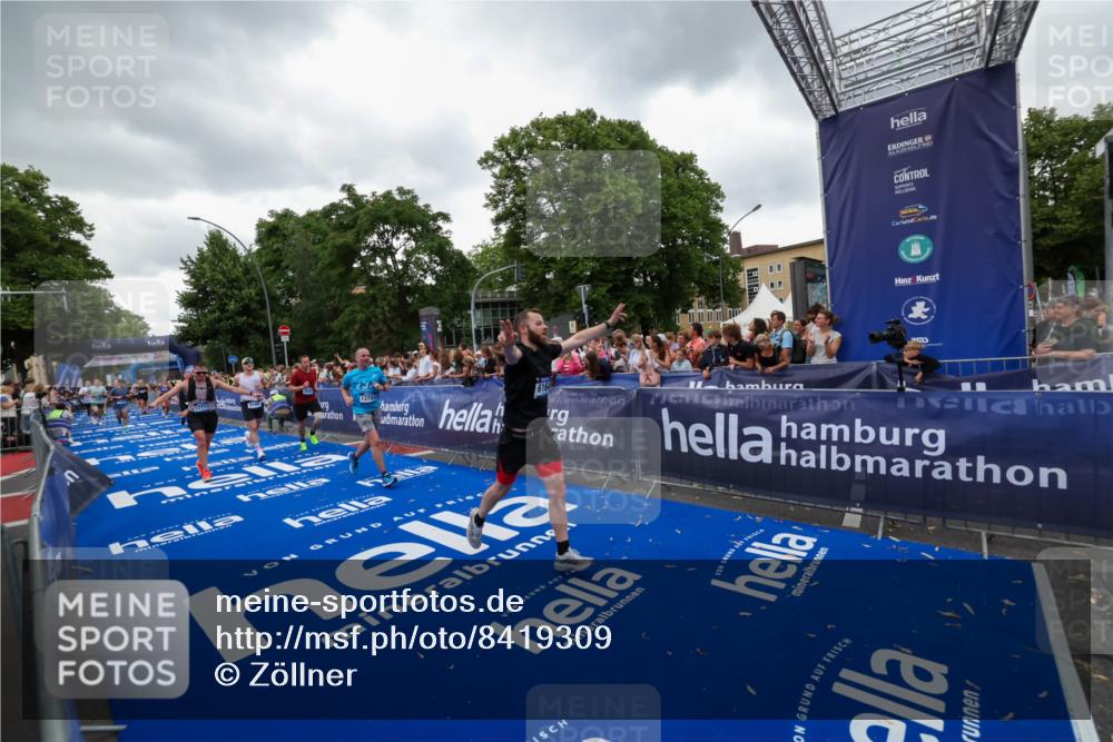 29.06.2025 - hella hamburg halbmarathon Zöllner http://msf.ph/oto/8419309 29.06.2025 10:52:26 Ziel 4140, 4587, 6164, 7896, 8371, 8661, 9876, 13015, 13211, 13707, 15144, 15446, 17773, 17997 meine-sportfotos.de