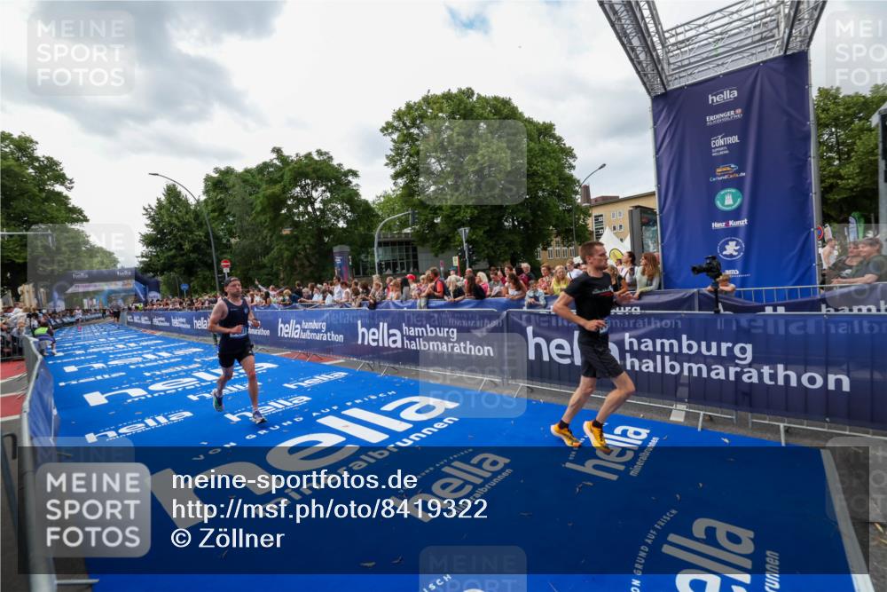 29.06.2025 - hella hamburg halbmarathon Zöllner http://msf.ph/oto/8419322 29.06.2025 10:30:17 Ziel 1758, 8323, 10173, 12691 meine-sportfotos.de