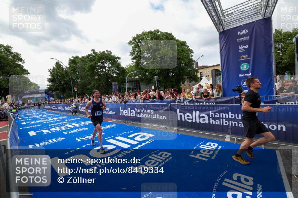 29.06.2025 - hella hamburg halbmarathon Zöllner http://msf.ph/oto/8419334 29.06.2025 10:30:17 Ziel 1758, 8323, 10173, 12691 meine-sportfotos.de