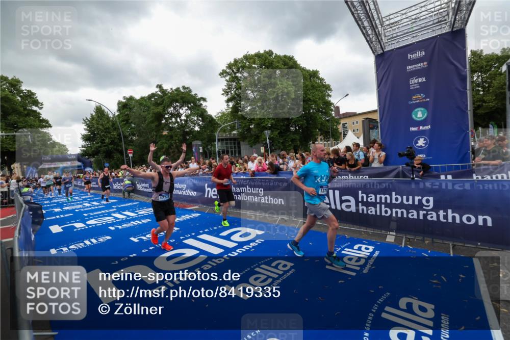 29.06.2025 - hella hamburg halbmarathon Zöllner http://msf.ph/oto/8419335 29.06.2025 10:52:27 Ziel 4140, 4587, 7178, 8371, 8661, 9876, 11791, 13015, 13211, 13707, 15144, 17773, 17997 meine-sportfotos.de