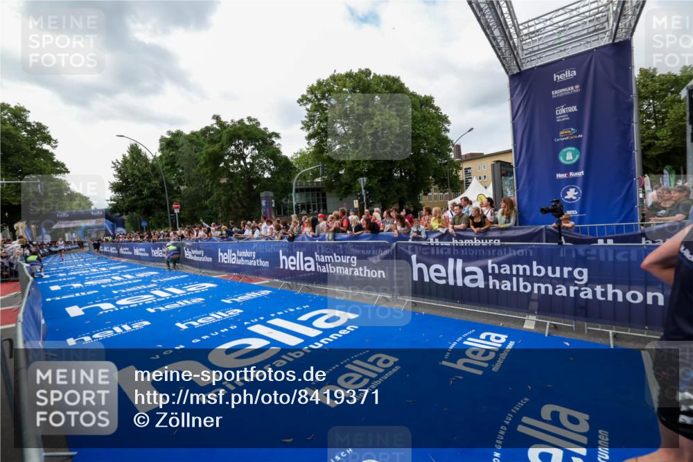 29.06.2025 - hella hamburg halbmarathon Zöllner http://msf.ph/oto/8419371 29.06.2025 10:30:18 Ziel 1758, 8323, 10173, 12691 meine-sportfotos.de