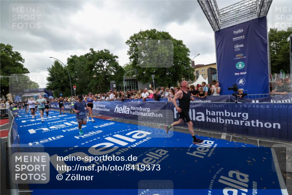 29.06.2025 - hella hamburg halbmarathon Zöllner http://msf.ph/oto/8419373 29.06.2025 10:52:30 Ziel 3715, 7178, 7232, 8371, 8661, 9145, 9876, 11791, 13015, 13211, 14561, 15144, 15980, 17997 meine-sportfotos.de