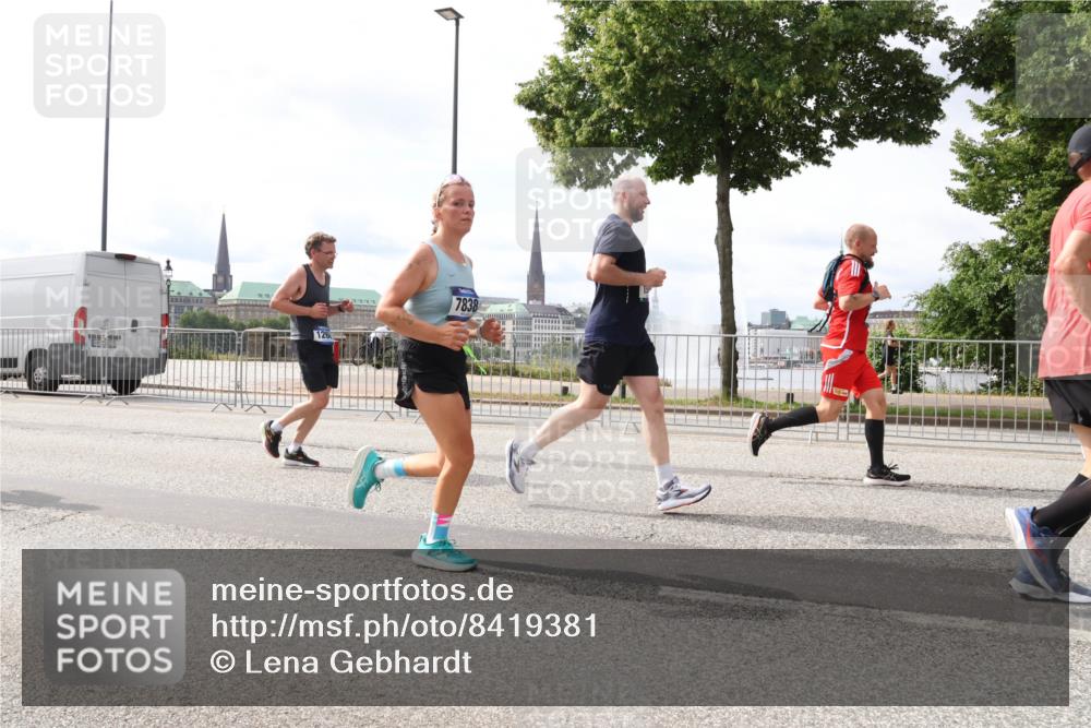 29.06.2025 - hella hamburg halbmarathon Lena Gebhardt http://msf.ph/oto/8419381 29.06.2025 10:18:13 Lombardsbrücke 7838, 1159, 1160, 1268, 1325, 1554, 1622, 1641, 1820, 1982, 2087, 2094, 2147, 2335, 2634, 2931, 3125, 3138, 3321, 3482, 3977, 4123, 4710, 4738, 4804, 5004, 5290, 5611, 5733, 5909, 6270, 6332, 7094, 7160, 7641, 7649, 7838, 7882, 7883, 8067, 8128, 8248, 8341, 8607, 8799, 9222, 9400, 9539, 9586, 9717, 9734, 9748, 9798, 9834, 9844, 9964, 10174, 10332, 10509, 10659, 10687, 10908, 12498, 13341 meine-sportfotos.de