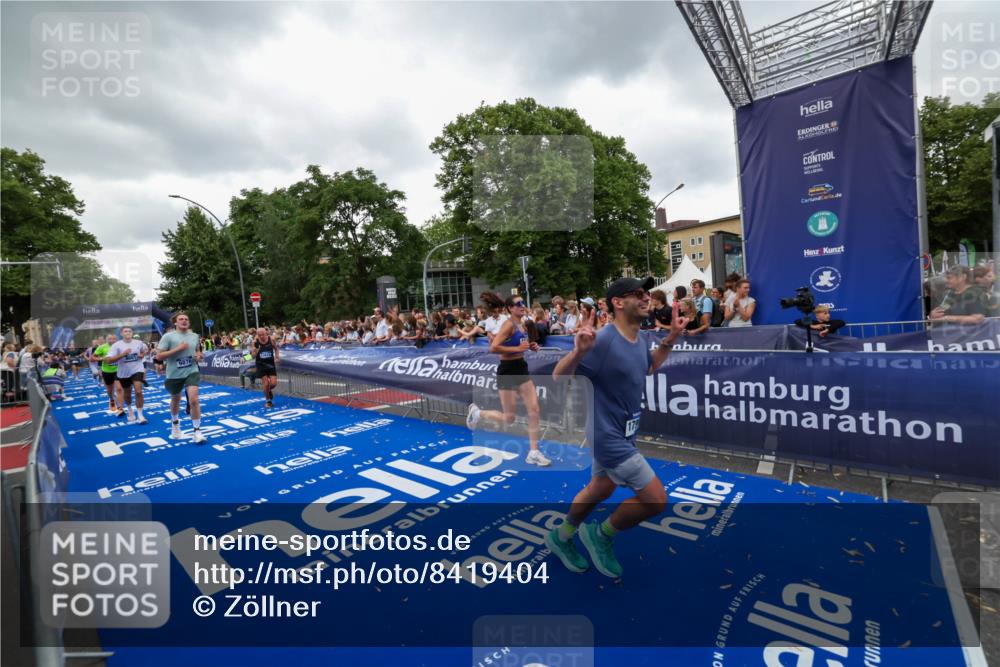 29.06.2025 - hella hamburg halbmarathon Zöllner http://msf.ph/oto/8419404 29.06.2025 10:52:31 Ziel 3715, 7178, 7232, 8371, 8661, 9145, 9876, 11791, 13015, 13211, 14561, 15144, 15980, 17997 meine-sportfotos.de