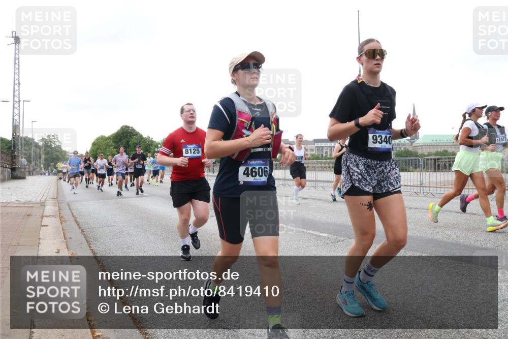 29.06.2025 - hella hamburg halbmarathon Lena Gebhardt http://msf.ph/oto/8419410 29.06.2025 10:52:16 Lombardsbrücke 8194, 8125, 4606, 9340, 11127, 1418, 1978, 2420, 2528, 3038, 3645, 4087, 4273, 4436, 4598, 4606, 4815, 5062, 5262, 5360, 6386, 6403, 6404, 6406, 6456, 6604, 6671, 6985, 7682, 7690, 7691, 7735, 7812, 8194, 8196, 8250, 8251, 8621, 9068, 9103, 9220, 9368, 9460, 9590, 9594, 9673, 9730, 9731, 10080, 10296, 10342, 10392, 10533, 10634, 10673, 10884, 10928, 11084, 11101, 11126, 11127, 11297, 11375, 11736, 11899, 11974, 12065, 12546, 12558 meine-sportfotos.de