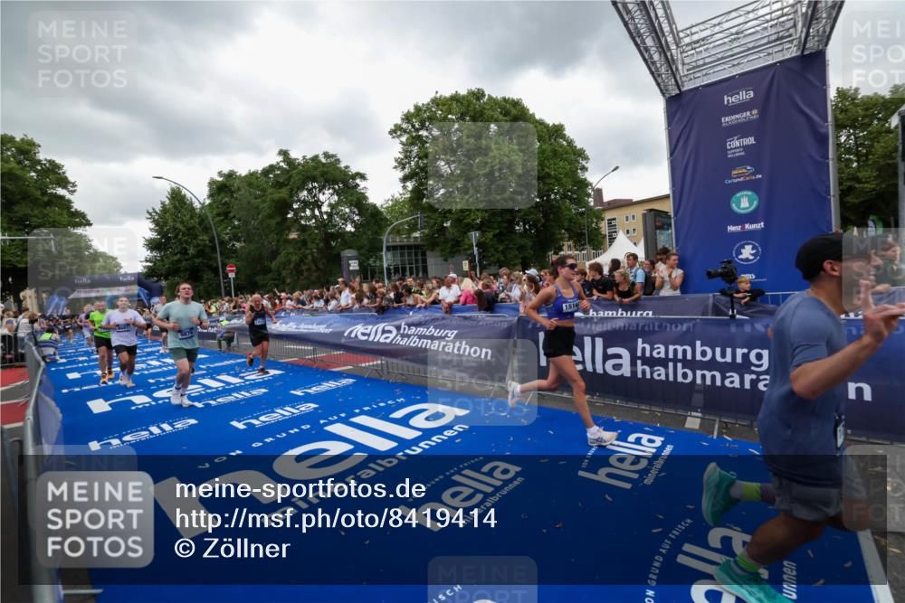 29.06.2025 - hella hamburg halbmarathon Zöllner http://msf.ph/oto/8419414 29.06.2025 10:52:31 Ziel 3715, 7178, 7232, 8371, 8661, 9145, 9876, 11791, 13015, 13211, 14561, 15144, 15980, 17997 meine-sportfotos.de