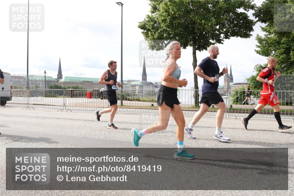 29.06.2025 - hella hamburg halbmarathon Lena Gebhardt http://msf.ph/oto/8419419 29.06.2025 10:18:13 Lombardsbrücke 1159, 1160, 1268, 1325, 1554, 1622, 1641, 1820, 1982, 2087, 2094, 2147, 2335, 2634, 2931, 3125, 3138, 3321, 3482, 3977, 4123, 4710, 4738, 4804, 5004, 5290, 5611, 5733, 5909, 6270, 6332, 7094, 7160, 7641, 7649, 7838, 7882, 7883, 8067, 8128, 8248, 8341, 8607, 8799, 9222, 9400, 9539, 9586, 9717, 9734, 9748, 9798, 9834, 9844, 9964, 10174, 10332, 10509, 10659, 10687, 10908, 12498, 13341 meine-sportfotos.de