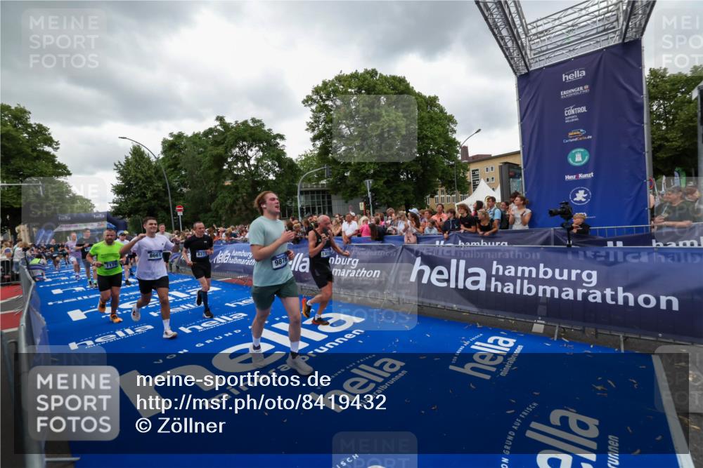 29.06.2025 - hella hamburg halbmarathon Zöllner http://msf.ph/oto/8419432 29.06.2025 10:52:33 Ziel 3715, 7178, 7232, 8371, 8661, 9145, 9876, 11791, 13015, 13301, 14561, 15980, 18982 meine-sportfotos.de