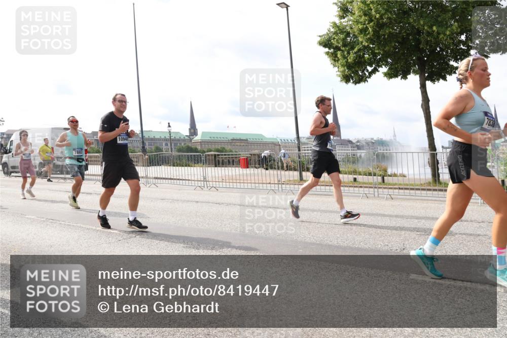 29.06.2025 - hella hamburg halbmarathon Lena Gebhardt http://msf.ph/oto/8419447 29.06.2025 10:18:13 Lombardsbrücke 7883, 7882, 10946, 7838, 1159, 1160, 1268, 1325, 1554, 1622, 1641, 1820, 1982, 2087, 2094, 2147, 2335, 2634, 2931, 3125, 3138, 3321, 3482, 3977, 4123, 4710, 4738, 4804, 5004, 5290, 5611, 5733, 5909, 6270, 6332, 7094, 7160, 7641, 7649, 7838, 7882, 7883, 8067, 8128, 8248, 8341, 8607, 8799, 9222, 9400, 9539, 9586, 9717, 9734, 9748, 9798, 9834, 9844, 9964, 10174, 10332, 10509, 10659, 10687, 10908, 12498, 13341 meine-sportfotos.de