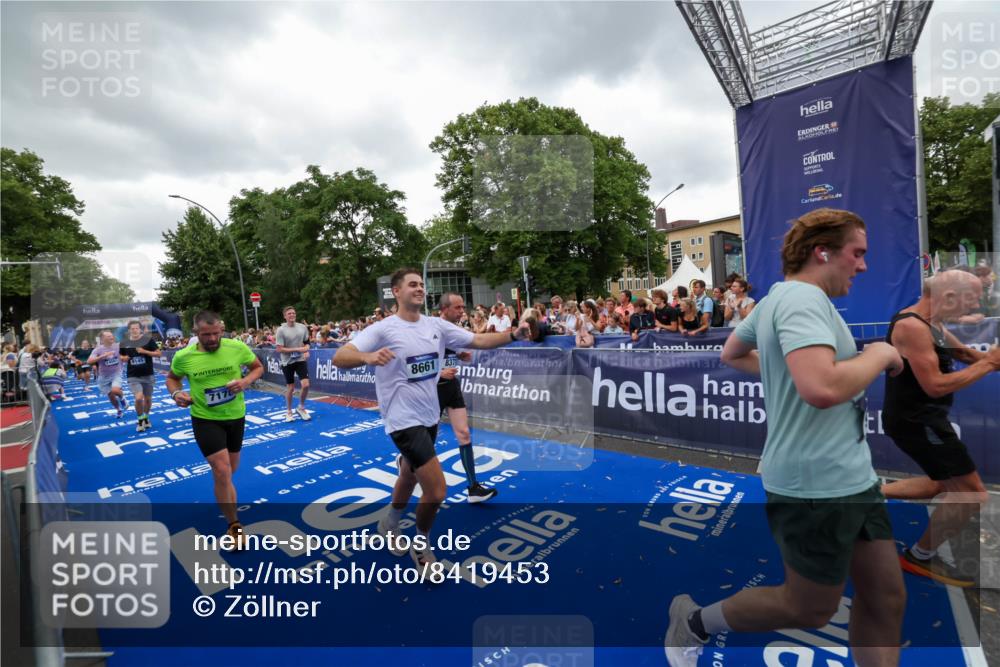 29.06.2025 - hella hamburg halbmarathon Zöllner http://msf.ph/oto/8419453 29.06.2025 10:52:34 Ziel 3715, 6561, 6562, 7178, 7232, 8371, 8661, 9145, 9739, 9876, 11791, 13015, 13301, 14561, 15001, 15980, 18982 meine-sportfotos.de