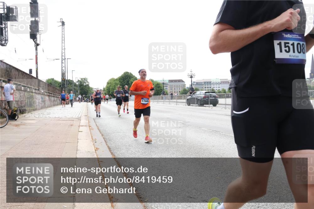 29.06.2025 - hella hamburg halbmarathon Lena Gebhardt http://msf.ph/oto/8419459 29.06.2025 10:27:24 Lombardsbrücke 17445, 15108, 1530, 1793, 2306, 2775, 4358, 4372, 5285, 5494, 5495, 5707, 5825, 6214, 6259, 6637, 7234, 7314, 7764, 7944, 7978, 8056, 8085, 8281, 9349, 10077, 10158, 10412, 10413, 10465, 11110, 11256, 11766, 12500, 13462, 14020, 14021, 14206, 15108, 15641, 17049, 17427, 17445, 17791, 18012, 18097, 18766, 18976 meine-sportfotos.de