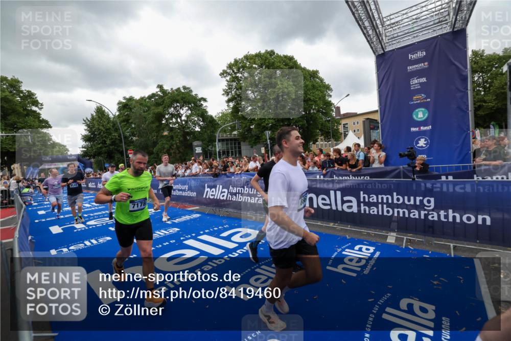 29.06.2025 - hella hamburg halbmarathon Zöllner http://msf.ph/oto/8419460 29.06.2025 10:52:34 Ziel 3715, 6561, 6562, 7178, 7232, 8371, 8661, 9145, 9739, 9876, 11791, 13015, 13301, 14561, 15001, 15980, 18982 meine-sportfotos.de