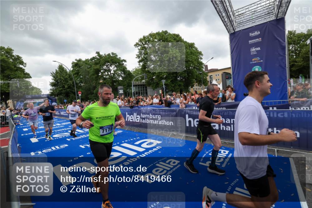 29.06.2025 - hella hamburg halbmarathon Zöllner http://msf.ph/oto/8419466 29.06.2025 10:52:34 Ziel 3715, 6561, 6562, 7178, 7232, 8371, 8661, 9145, 9739, 9876, 11791, 13015, 13301, 14561, 15001, 15980, 18982 meine-sportfotos.de