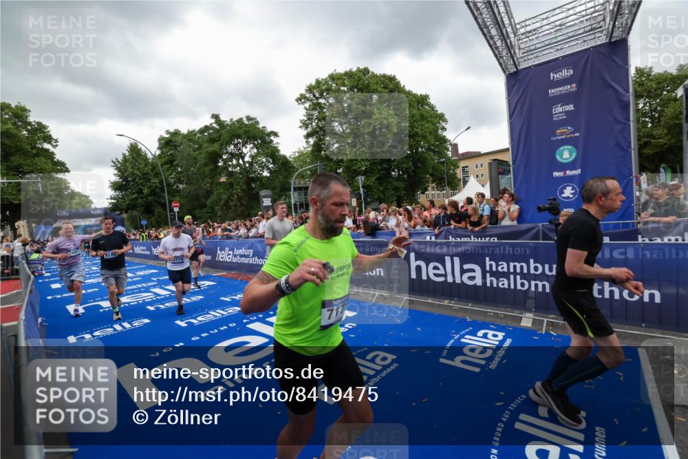 29.06.2025 - hella hamburg halbmarathon Zöllner http://msf.ph/oto/8419475 29.06.2025 10:52:35 Ziel 3715, 6561, 6562, 7178, 7232, 8371, 8661, 9145, 9739, 11791, 13301, 14561, 15001, 15980, 18982 meine-sportfotos.de