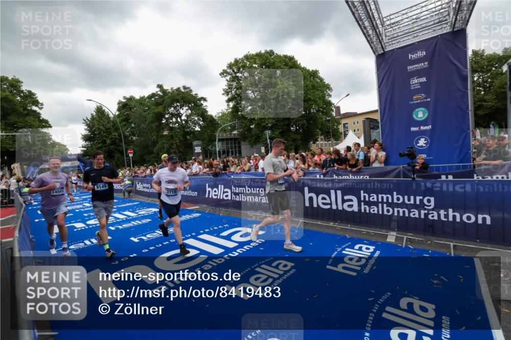 29.06.2025 - hella hamburg halbmarathon Zöllner http://msf.ph/oto/8419483 29.06.2025 10:52:35 Ziel 3715, 6561, 6562, 7178, 7232, 8371, 8661, 9145, 9739, 11791, 13301, 14561, 15001, 15980, 18982 meine-sportfotos.de