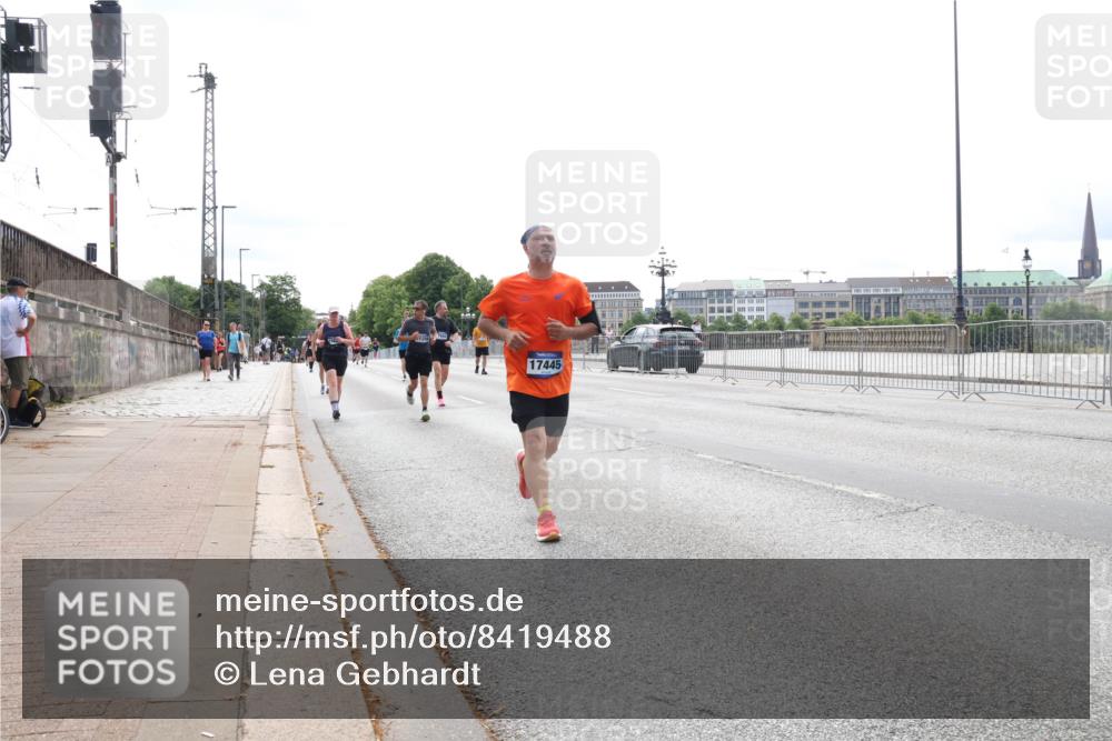 29.06.2025 - hella hamburg halbmarathon Lena Gebhardt http://msf.ph/oto/8419488 29.06.2025 10:27:24 Lombardsbrücke 17445, 1530, 1793, 2306, 2775, 4358, 4372, 5285, 5494, 5495, 5707, 5825, 6214, 6259, 6637, 7234, 7314, 7764, 7944, 7978, 8056, 8085, 8281, 9349, 10077, 10158, 10412, 10413, 10465, 11110, 11256, 11766, 12500, 13462, 14020, 14021, 14206, 15108, 15641, 17049, 17427, 17445, 17791, 18012, 18097, 18766, 18976 meine-sportfotos.de