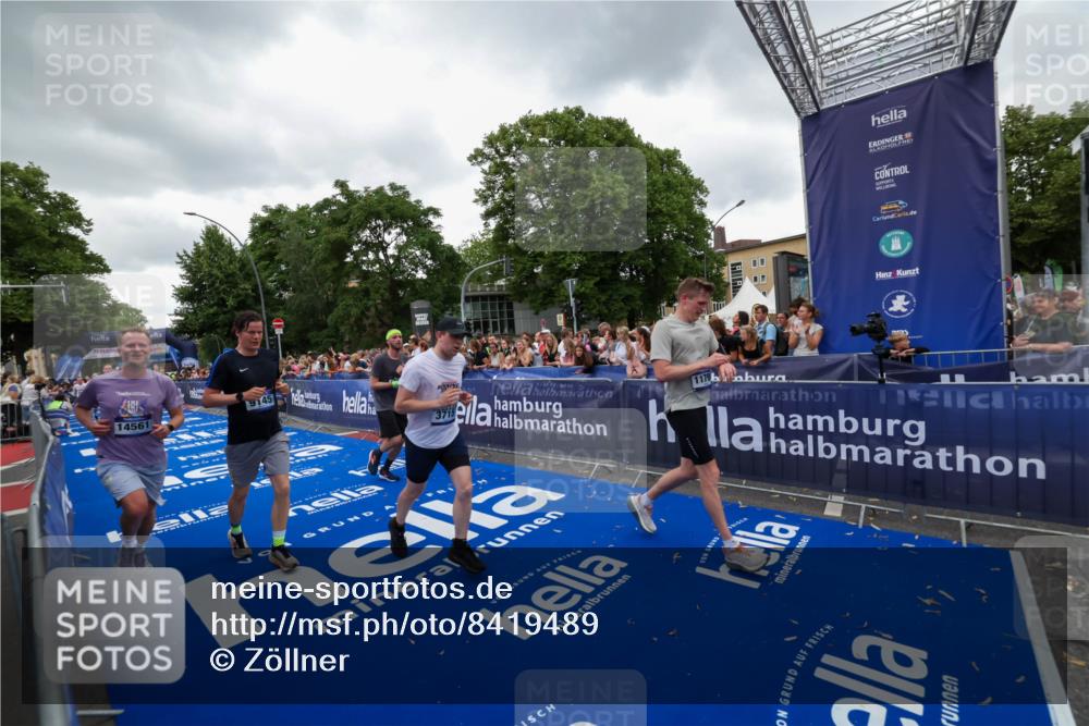29.06.2025 - hella hamburg halbmarathon Zöllner http://msf.ph/oto/8419489 29.06.2025 10:52:36 Ziel 2670, 3715, 3952, 6561, 6562, 7178, 7232, 9145, 9739, 11689, 11791, 12450, 13051, 13301, 14561, 15001, 15980, 18982 meine-sportfotos.de