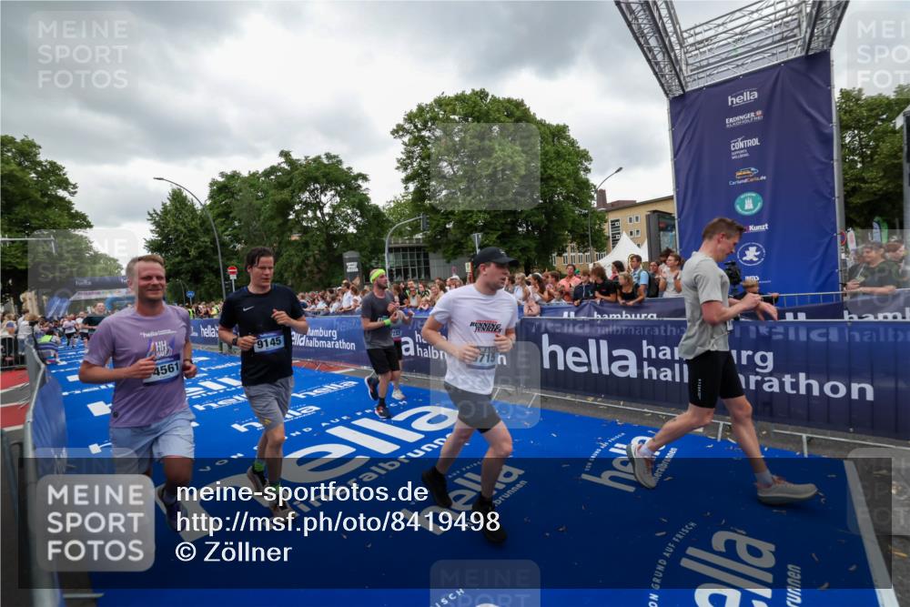 29.06.2025 - hella hamburg halbmarathon Zöllner http://msf.ph/oto/8419498 29.06.2025 10:52:36 Ziel 2670, 3715, 3952, 6561, 6562, 7178, 7232, 9145, 9739, 11689, 11791, 12450, 13051, 13301, 14561, 15001, 15980, 18982 meine-sportfotos.de
