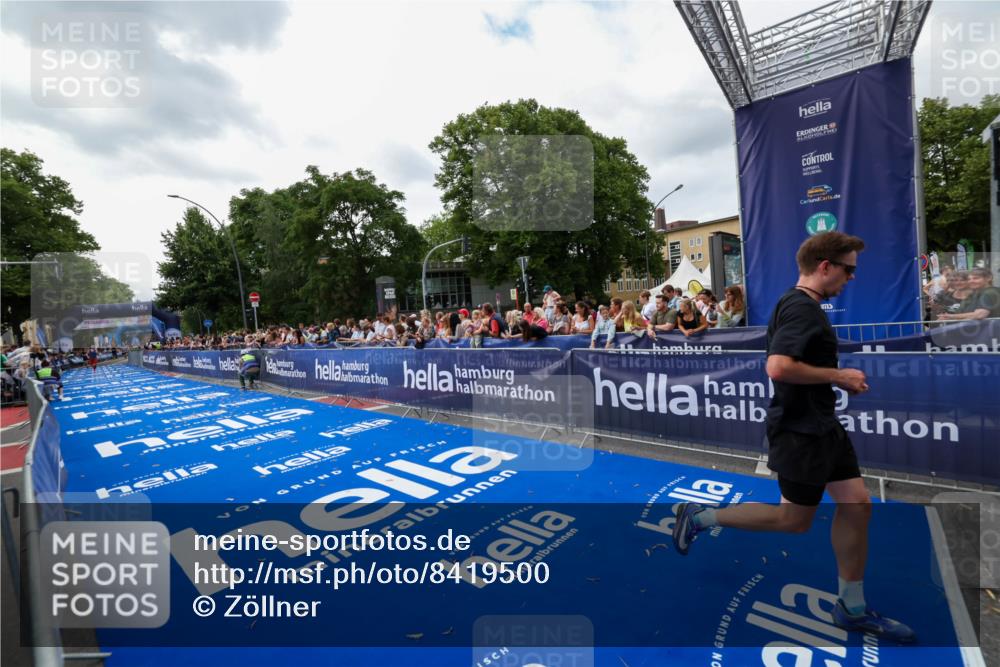 29.06.2025 - hella hamburg halbmarathon Zöllner http://msf.ph/oto/8419500 29.06.2025 10:30:26 Ziel 10173 meine-sportfotos.de