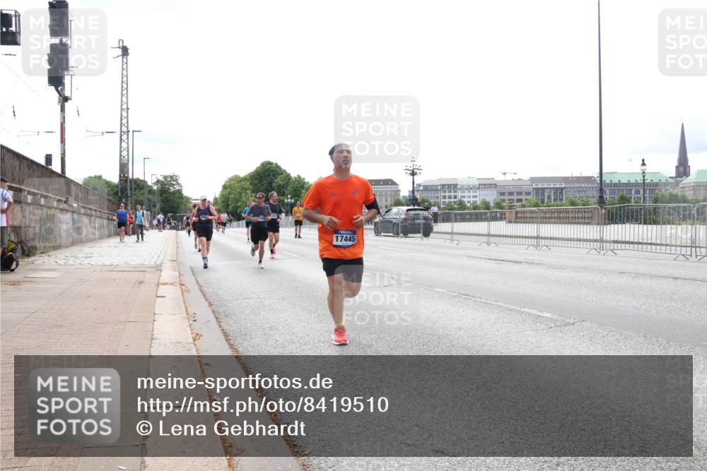 29.06.2025 - hella hamburg halbmarathon Lena Gebhardt http://msf.ph/oto/8419510 29.06.2025 10:27:25 Lombardsbrücke 17445, 1530, 1793, 2306, 2775, 3389, 4358, 4372, 5285, 5494, 5495, 5707, 5825, 6214, 6259, 6637, 7234, 7314, 7764, 7944, 7978, 8056, 8085, 8281, 9349, 10077, 10158, 10412, 10413, 10465, 11110, 11256, 11766, 12500, 13462, 14020, 14021, 14206, 15108, 15641, 16838, 17049, 17427, 17445, 17791, 18012, 18097, 18766, 18976 meine-sportfotos.de