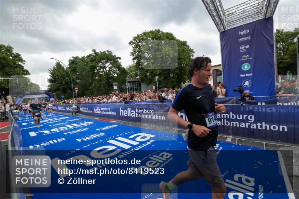 29.06.2025 - hella hamburg halbmarathon Zöllner http://msf.ph/oto/8419523 29.06.2025 10:52:37 Ziel 2670, 3715, 3952, 6561, 6562, 7232, 9145, 9739, 11689, 12450, 13051, 13301, 14561, 15001, 15980, 18982 meine-sportfotos.de
