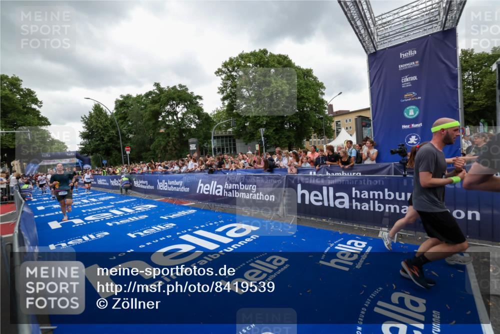 29.06.2025 - hella hamburg halbmarathon Zöllner http://msf.ph/oto/8419539 29.06.2025 10:52:37 Ziel 2670, 3715, 3952, 6561, 6562, 7232, 9145, 9739, 11689, 12450, 13051, 13301, 14561, 15001, 15980, 18982 meine-sportfotos.de