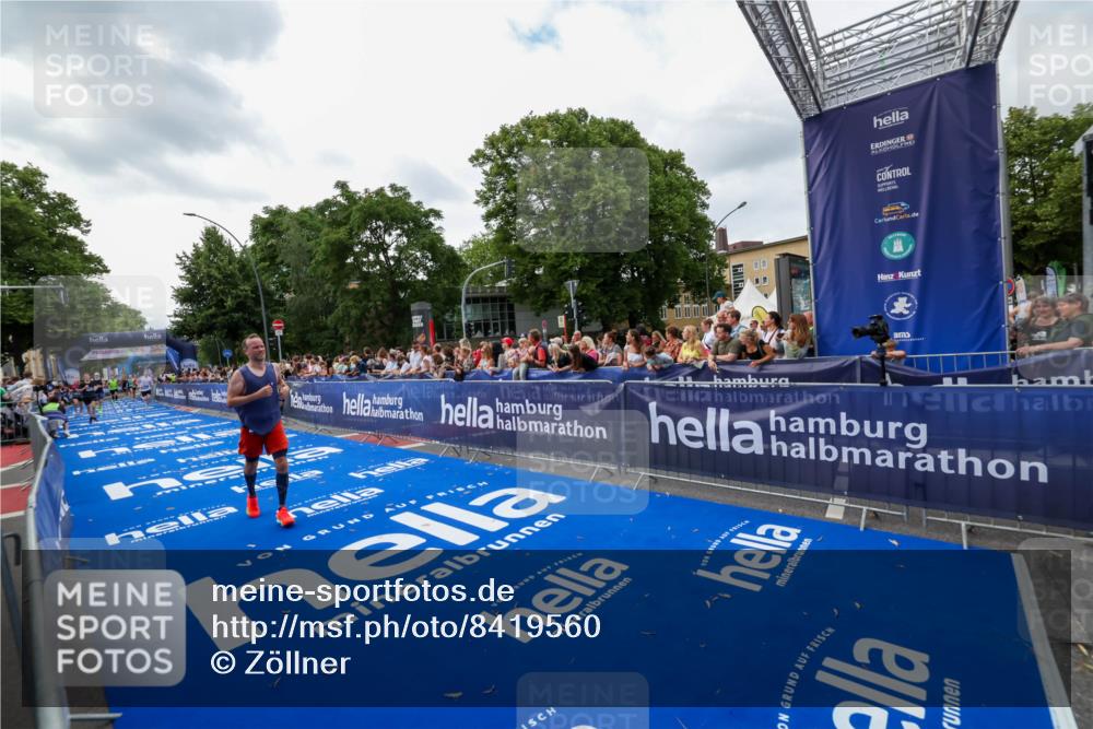 29.06.2025 - hella hamburg halbmarathon Zöllner http://msf.ph/oto/8419560 29.06.2025 10:30:34 Ziel 2460, 3845, 7231, 8318, 11413, 12049, 15253, 16713 meine-sportfotos.de